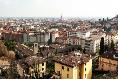 Bergamo şehrinin turuncu çatıları