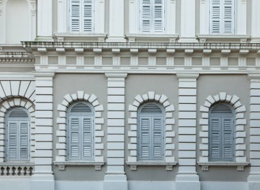 Tarihi cephedeki pencereler