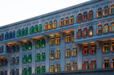 Singapur 'da farklı renkte pencereleri olan ev