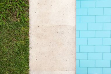 üç malzeme yeşil çimen, taş ve mavi havuz suyu