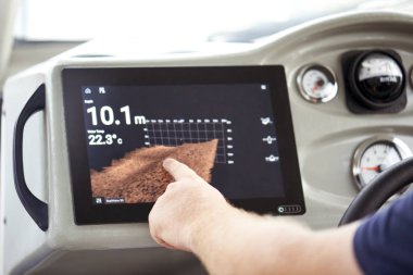 Elini geminin chartplotter üzerinde. alt ekolokasyon