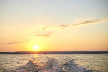 Gün batımında Nehri üzerinde bir tekne üzerinden izleme. 