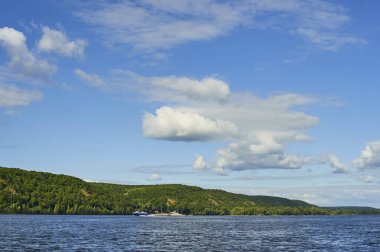 nehir, yatay, tepeler ve gün boyunca bulutlar