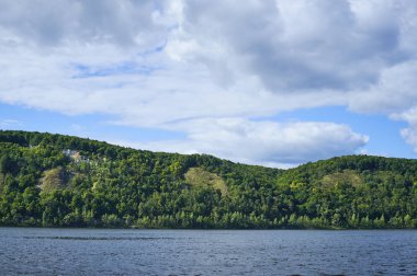 nehir, yatay, tepeler ve gün boyunca bulutlar