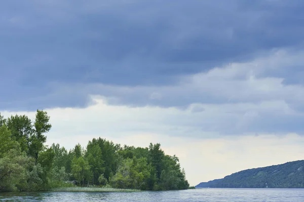 Nehri üzerindeki Bulutların arasından güneş ışınlarının onların yol yapmak