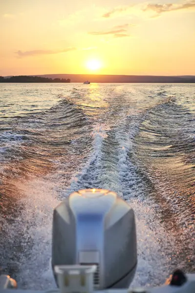 Nehri üzerinde bir motorlu tekne üzerinden günbatımı zaman iz