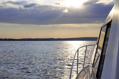 Güneş ışınları bulutların arasından kırma. nehir, yatay