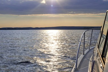 Güneş ışınları bulutların arasından kırma. nehir, yatay