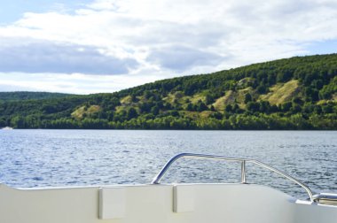 nehir, yatay, tepeler ve gün boyunca bulutlar