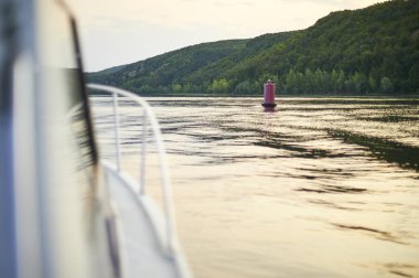 Nehir şamandıra gemiye görünümünden