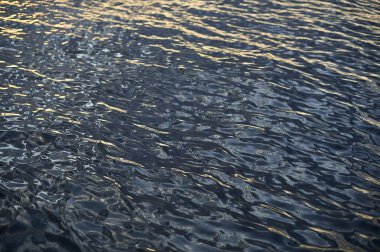 Günbatımı nehir üzerinde su yüzeyine