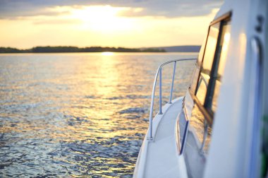 Gün batımında teknenin kıç görüntülemek. 