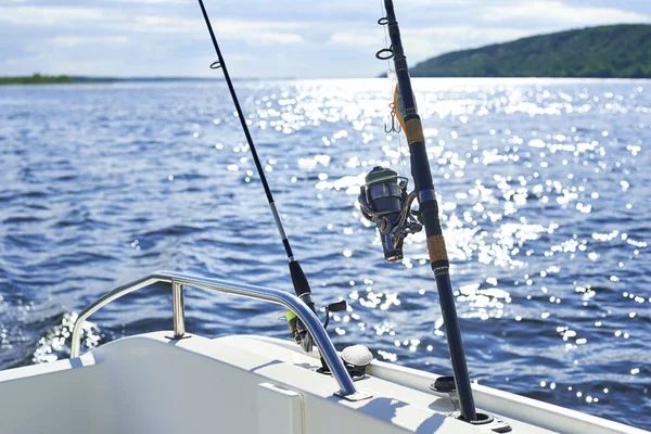 Spinning with trolling on the ship's hull against — Stock Photo, Image