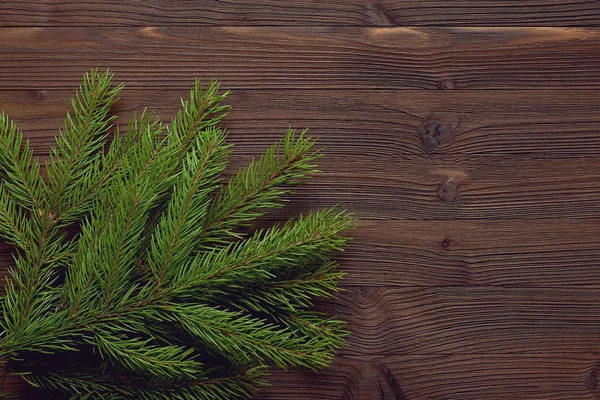 圣诞节的枞树枝上旧木板背景 — 图库照片