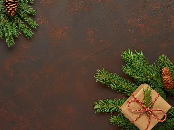 Karanlık bir arka plan üzerinde Noel organizasyon hediye Kraft kağıt 