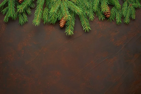冷杉的枝条和视锥细胞上黑暗高建群的圣诞节安排 — 图库照片