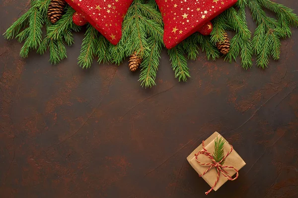 Kırmızı çan, çam dalları, kraft hediyeleri Noel bileşimi