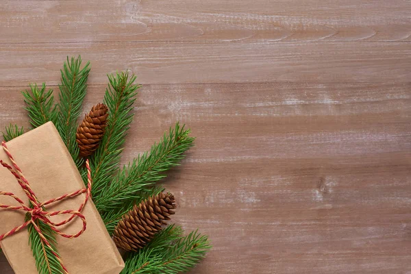 Fondo de Navidad de regalo en papel Kraft atado con cordel ado — Foto de Stock