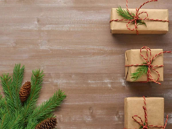 Fondo de Navidad de tres regalos en papel Kraft, twine associ — Foto de Stock