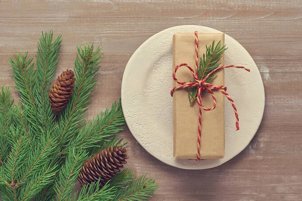 Regalo de fondo de Navidad en papel Kraft, cordel asociado con — Foto de Stock