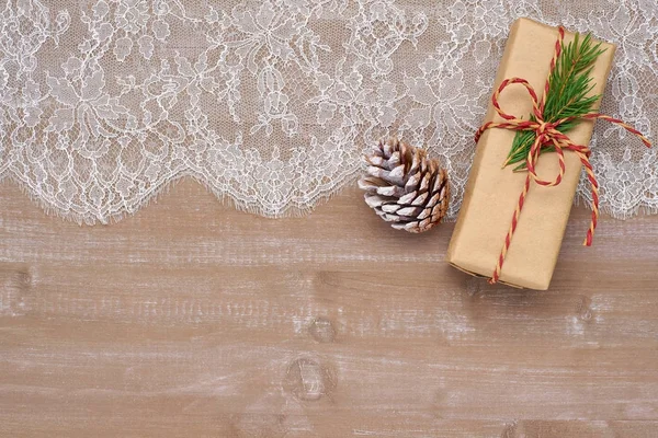 Dantel ve Kraft kağıt hediye Noel arka ile bağlı