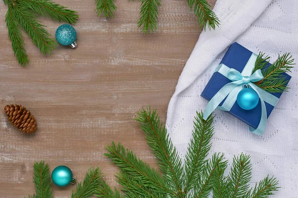 Fondo de Navidad de caja de regalo azul con cinta, arco y bola — Foto de Stock