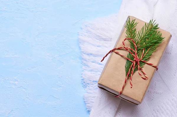 Regalo de Navidad en papel Kraft con lazo rojo beige con cordel y — Foto de Stock