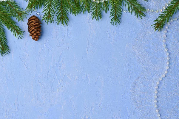 圣诞节平躺在从冷杉的枝条，松果的复古风格 — 图库照片