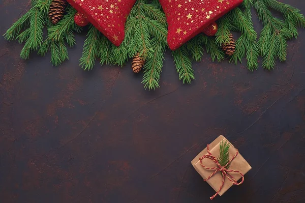 Boże Narodzenie skład czerwony dzwony, gałęzie jodły, prezenty w kraft Obrazek Stockowy