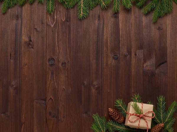 Composición navideña de un regalo en papel kraft y cordel y f — Foto de Stock