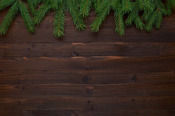新的一年的背景，冷杉的枝条和褐色的木制背景 — 图库照片