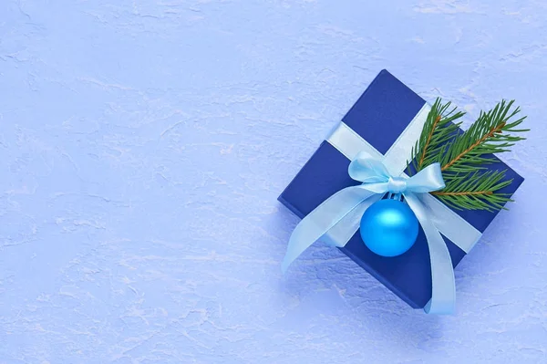 Caja de regalo azul oscuro de Navidad, decorada con una cinta turquesa , — Foto de Stock