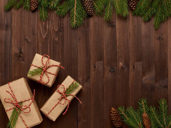 Rozmieszczenie Boże Narodzenie prezenty w papier pakowy na brązowy drewniany ba Obraz Stockowy