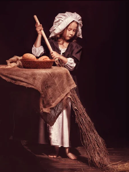 Cinderella masada bir darı alır gibi bir kız giyinmiş