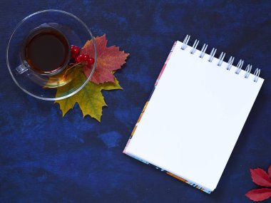 Sonbahar düz şeffaf bir kabın içinde siyah kahve üzerinden yatıyordu 