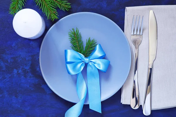 Рождественский стол накрыть тарелки, вилки, нож, салфетки и может — стоковое фото