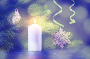 Noel bir yanma natürmort beyaz mum arka planda