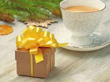 Vintage Noel kompozisyon. Küçük hediye kutusu ile gür sarı b