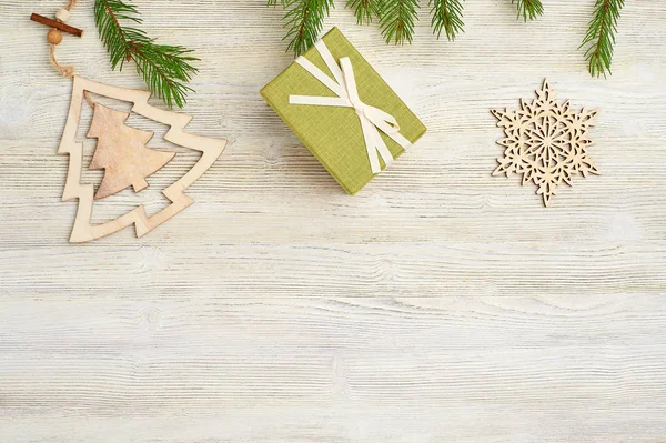 Jul bakgrund. Träleksaker i form av jul tre — Stockfoto