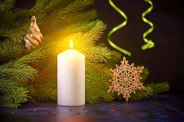 Noel bir yanma natürmort beyaz mum arka planda