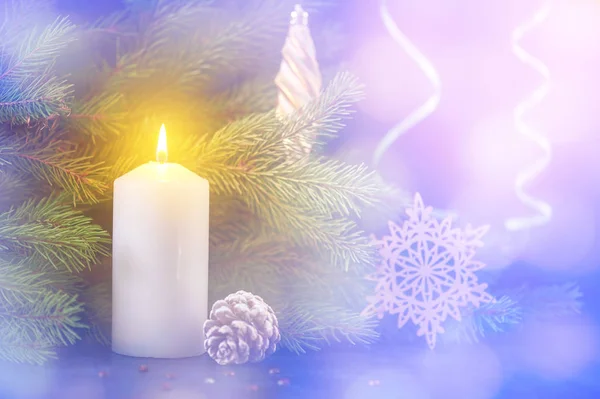 Noel bir yanma natürmort beyaz mum arka planda