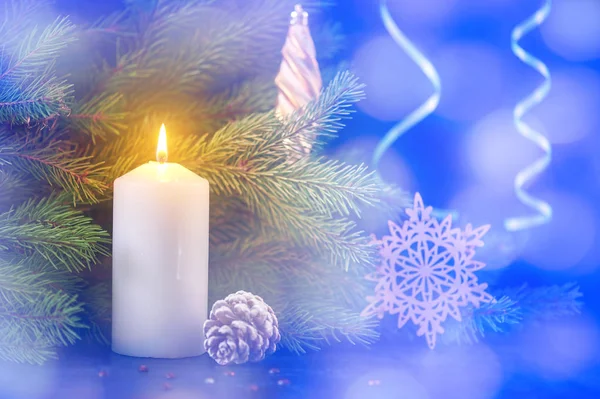 Noel bir yanma natürmort beyaz mum arka planda