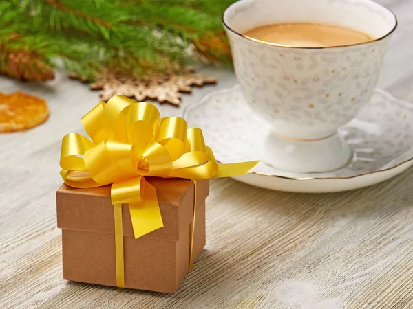Noel kompozisyon. Küçük hediye kutusu gür sarı yay ile bir 