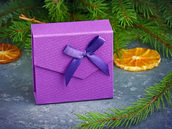 Noel kompozisyon. Bir gr üzerinde mor bir yay ile mor hediye kutusu