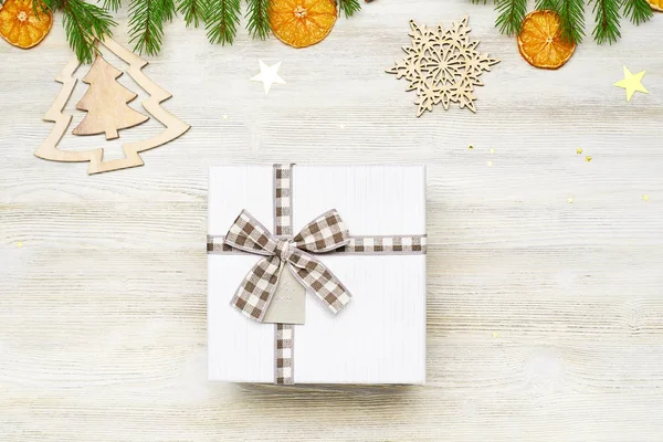 Noel arka plan. Yay ile kare hediye kutusu. Dallarında 