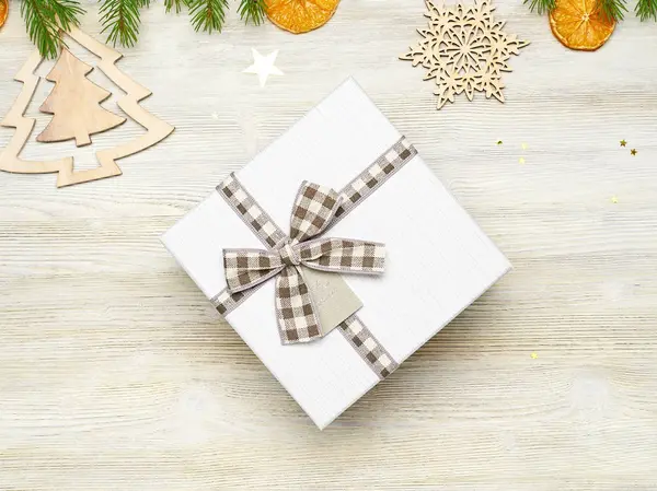 Noel arka plan. Yay ile kare hediye kutusu. Dallarında 