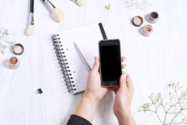 Telefon bir iş yerinde tutmak için el. Not Defteri, kalem, mak