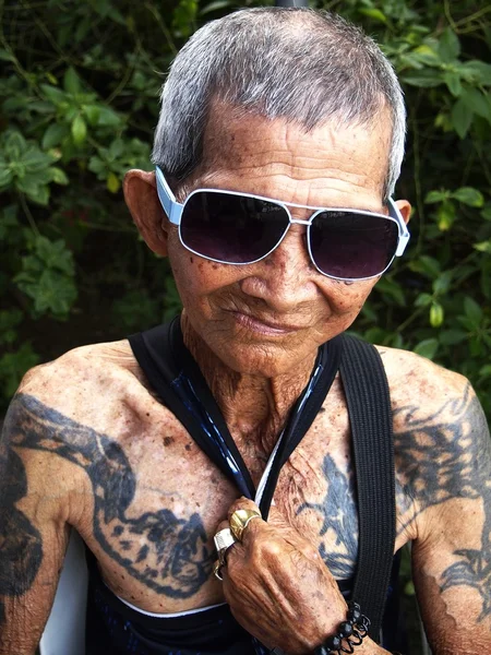 Портрет старика с татуировкой — стоковое фото
