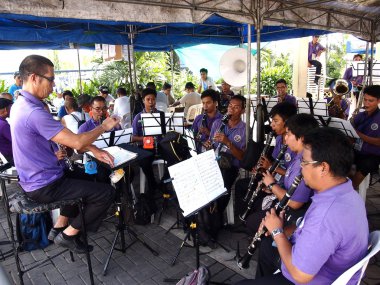 Grup birlikte uygulamaya toplar