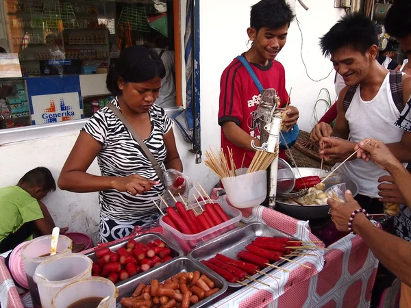 Un venditore di street food vende una varietà di street food — Foto Stock